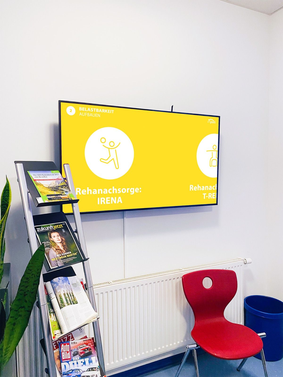 Digital-Signage-Bildschirm in einer Reha-Einrichtung