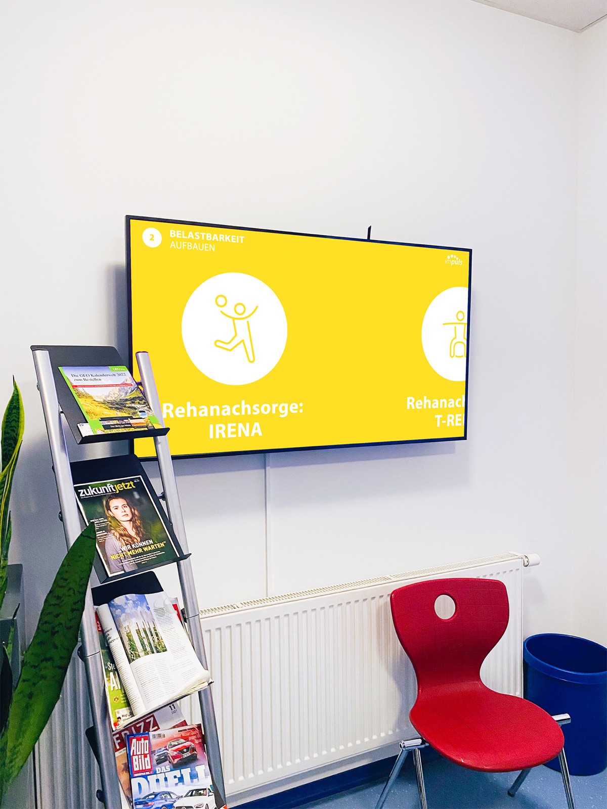 Digital-Signage-Bildschirm in einer Reha-Einrichtung